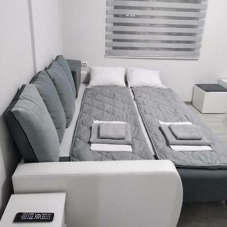 Apartmani Pinokio Ni Eksteriør bilde